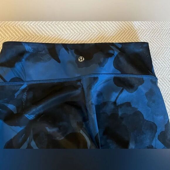 Lululemon Wunder Under Crop - Picture 5 of 8